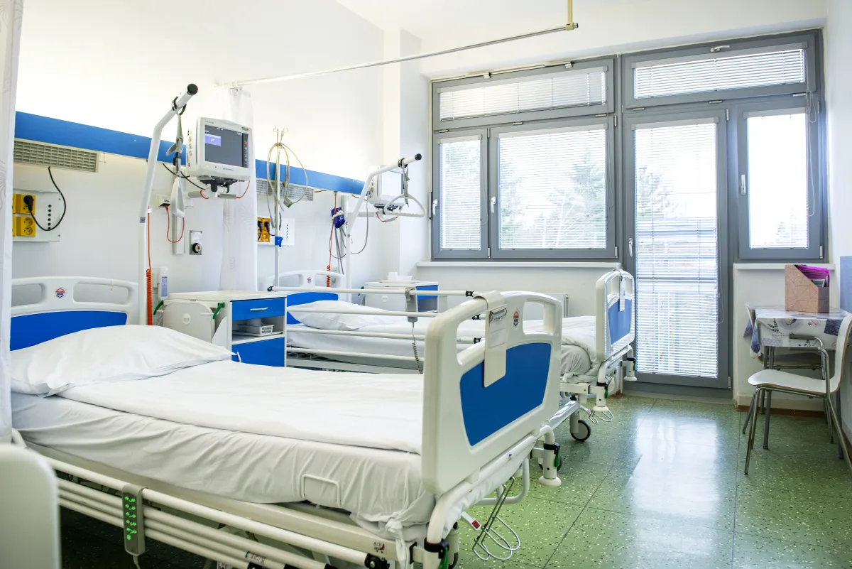 Nemocniční pokoj s lůžky a zdravotnickým vybavením